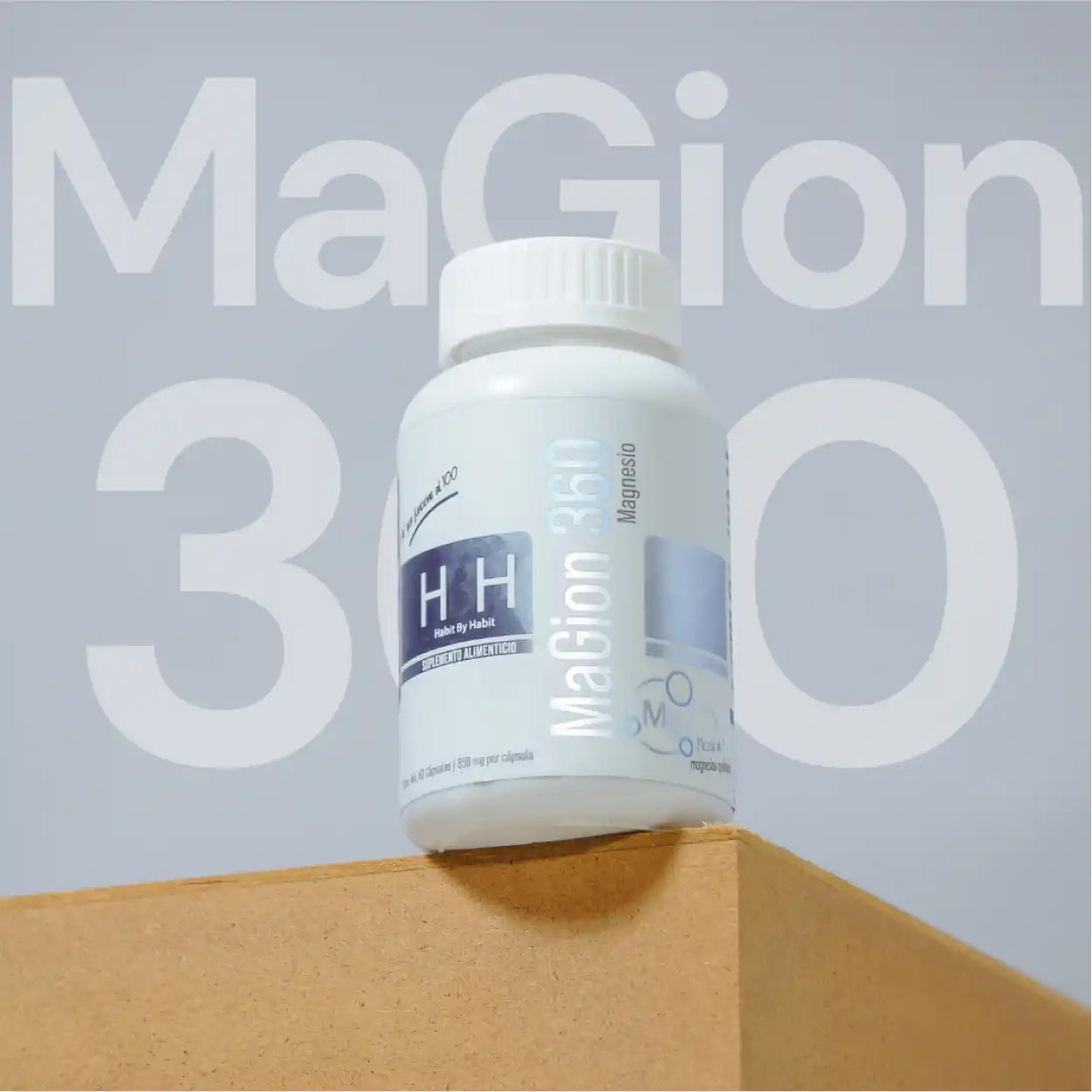 Presentación real del bote de Magion 360 sobre superficie de madera
